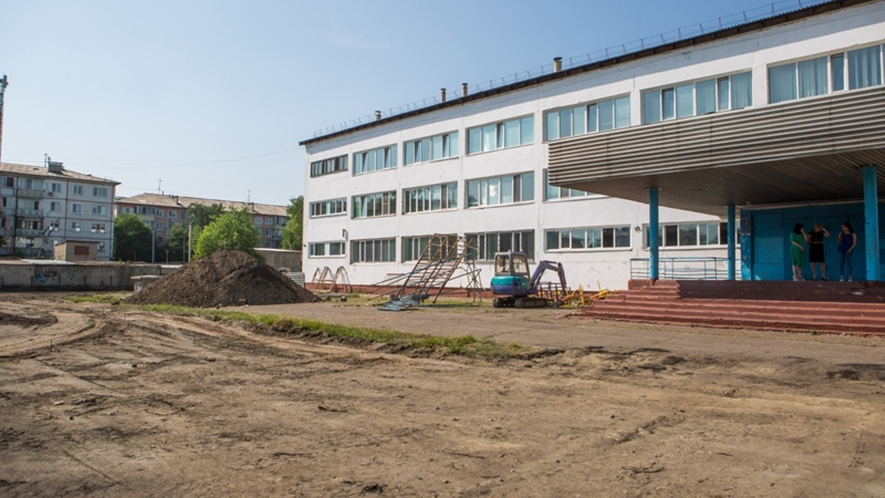 Валентина Калита побывала на месте работ по реконструкции стадиона благовещенской школы 14