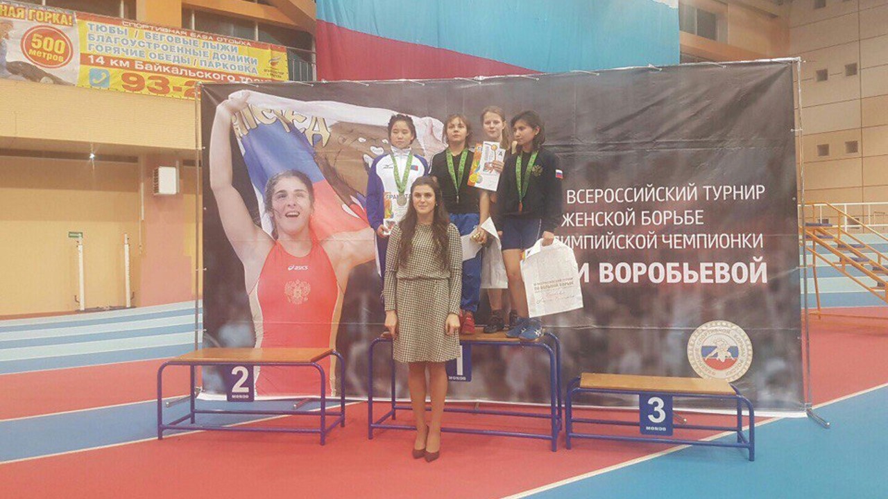 Виктория Литвинюк получила бронзовую награду из рук Олимпийской чемпионки Натальи Воробьёвой