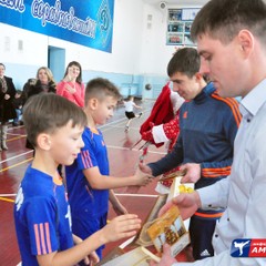 На предновогоднюю тренировку к юным футболистам "Динамо-Благовещенск" пожаловал Дед Мороз