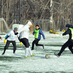 Международная товарищеская встреча по мини-футболу на заснеженном стадионе состоялась в Благовещенске. Фоторепортаж
