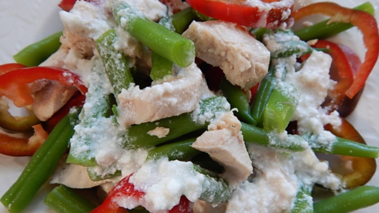 Блюдо дня: Тёплый салат с курицей и овощами