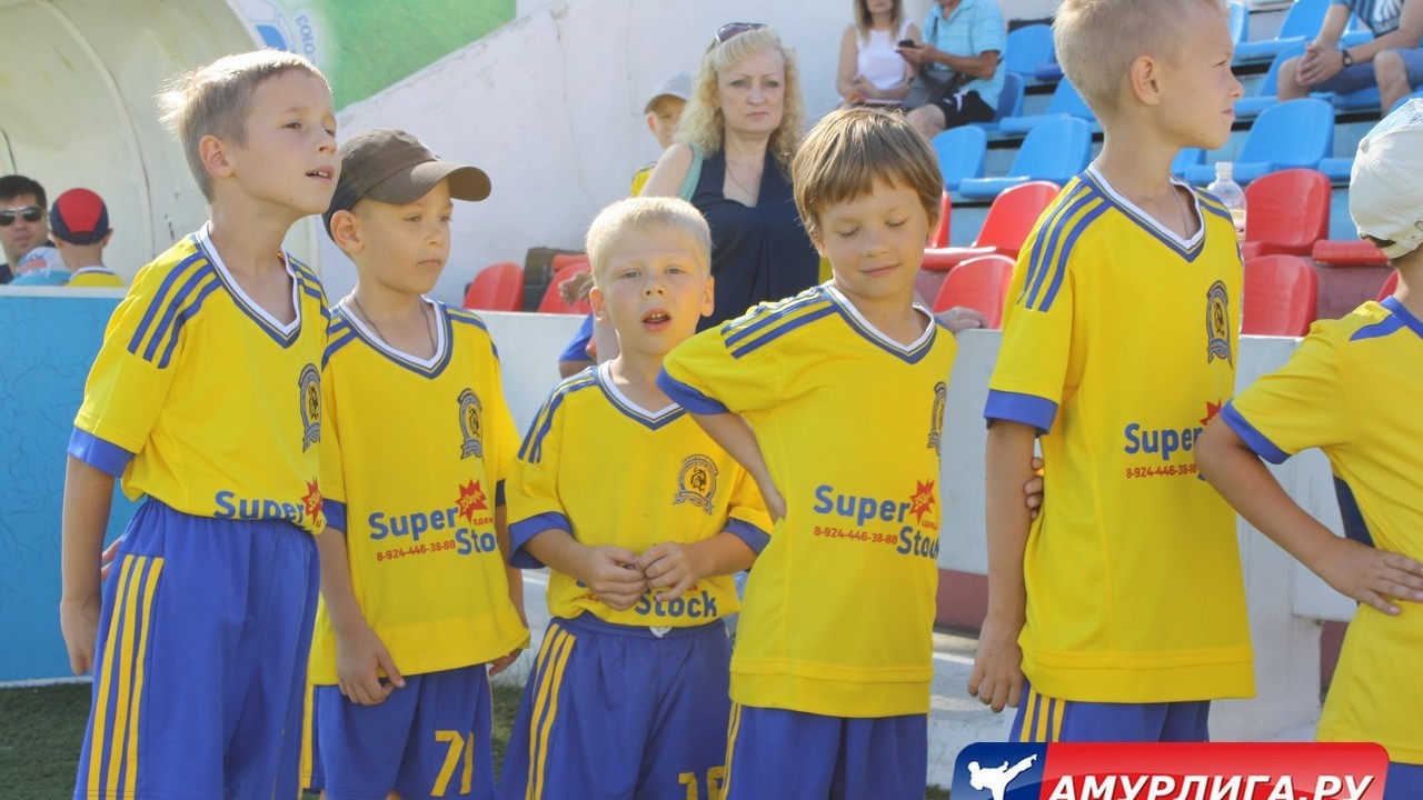 Участники международного детского турнира на призы футбольной школ "Юниор"