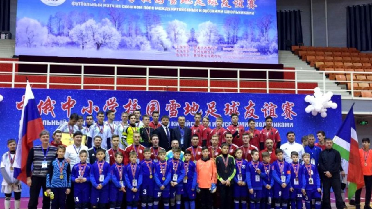 В Хэйхэ российские и китайские команды сыграли в зимний мини-футбол на снегу