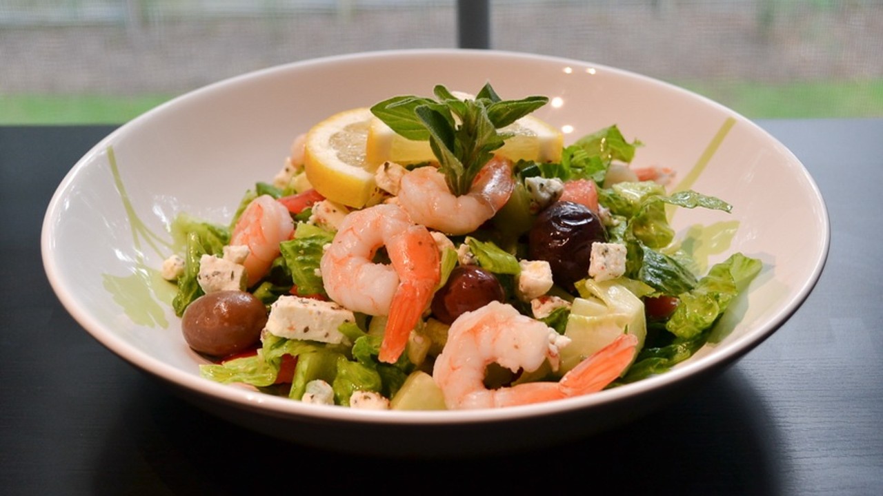 Блюдо дня: Греческий салат с креветками